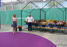 Marleen van Balkom en Olivier Clisson, Head of Sales in Europe, voor de Fun House serie, Syngenta’s nieuiwste aanwinst in het Petunia assortiment. “Deze serie bestaat uit dynamische Petunia's met unieke bloemkleuren en -patronen. Samen met Shortcake Blueberry zullen ze zeker de aandacht van de consument rekken.”